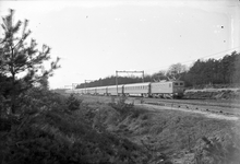 806675 Afbeelding van een electrische locomotief uit de serie 1100 van de N.S. met rijtuigen plan D tijdens een ...